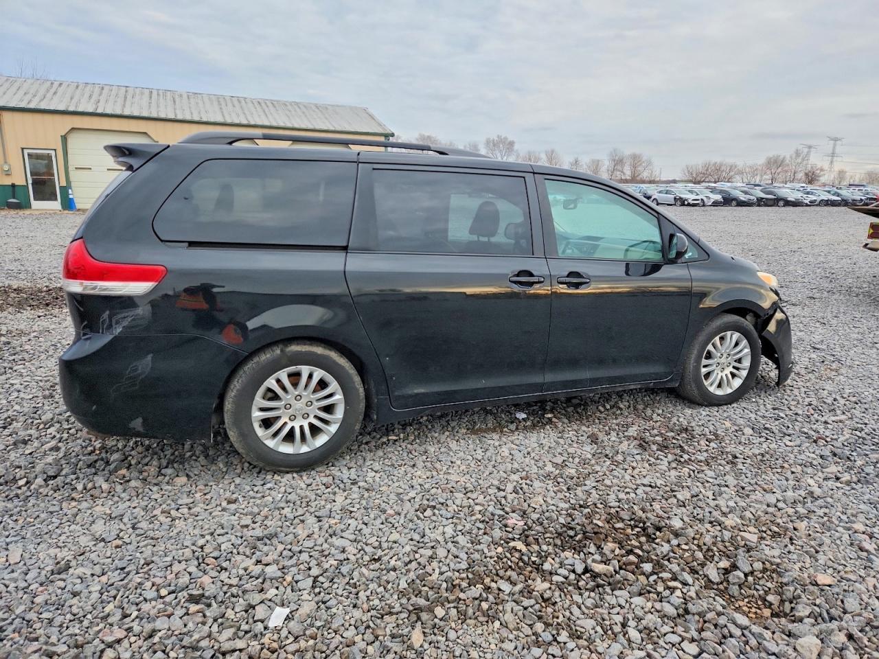 2011 TOYOTA SIENNA