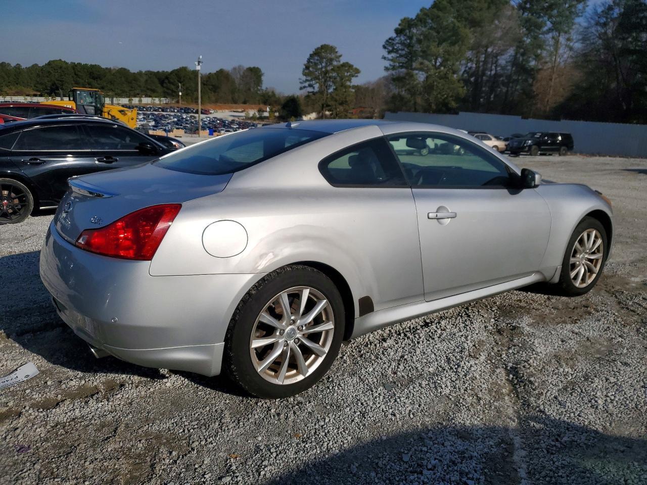 2011 INFINITI G37