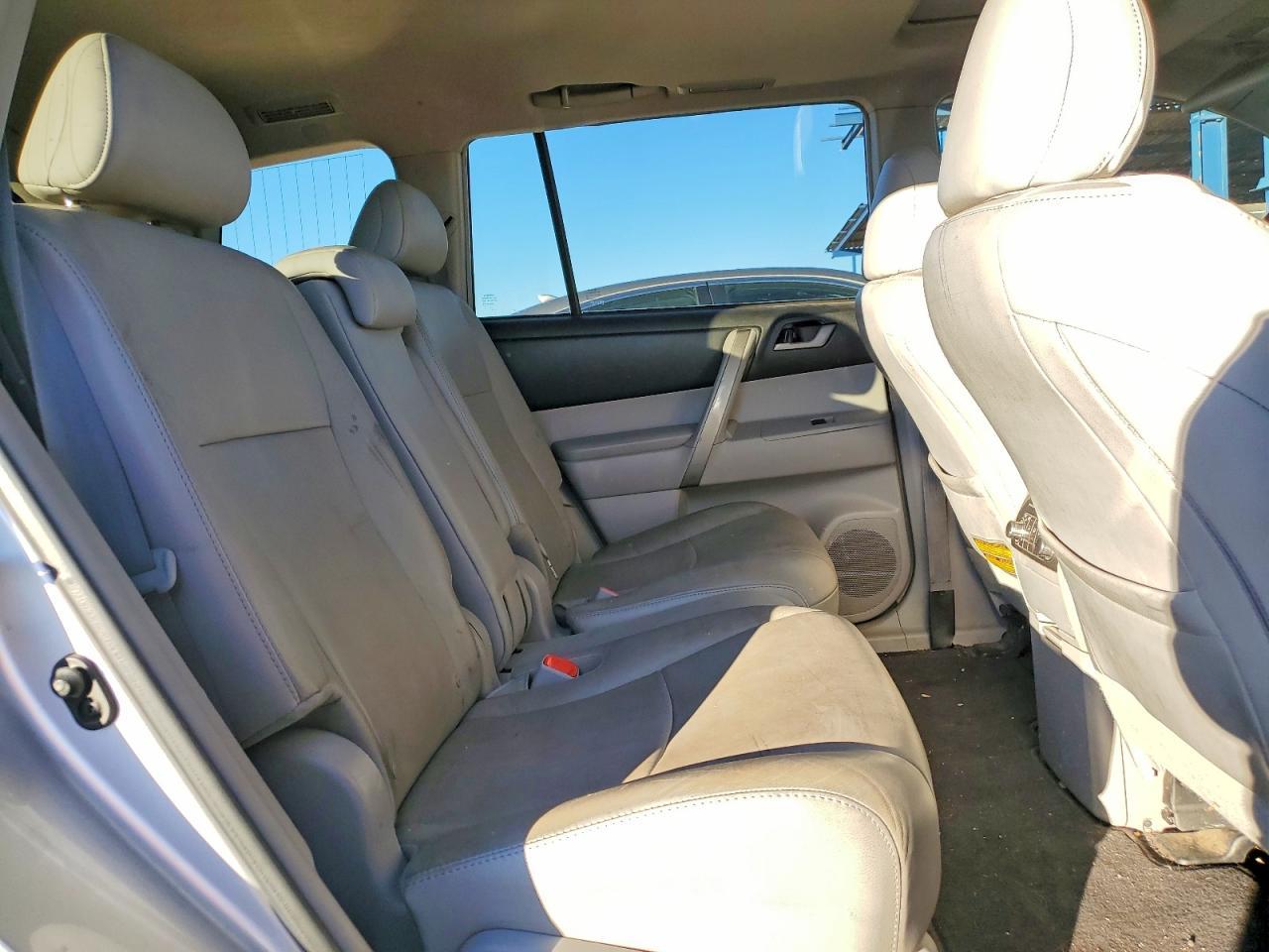 2011 TOYOTA HIGHLANDER