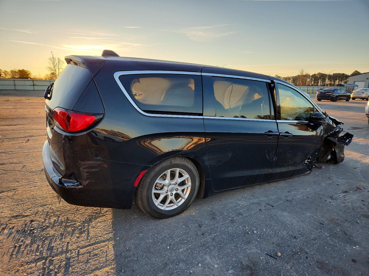 2022 CHRYSLER Voyager