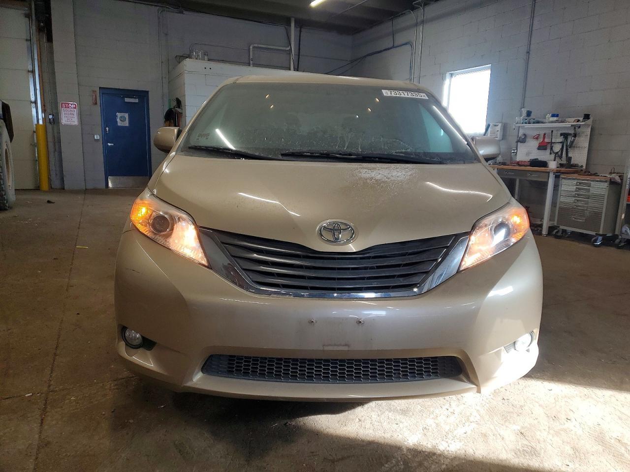 2011 TOYOTA SIENNA