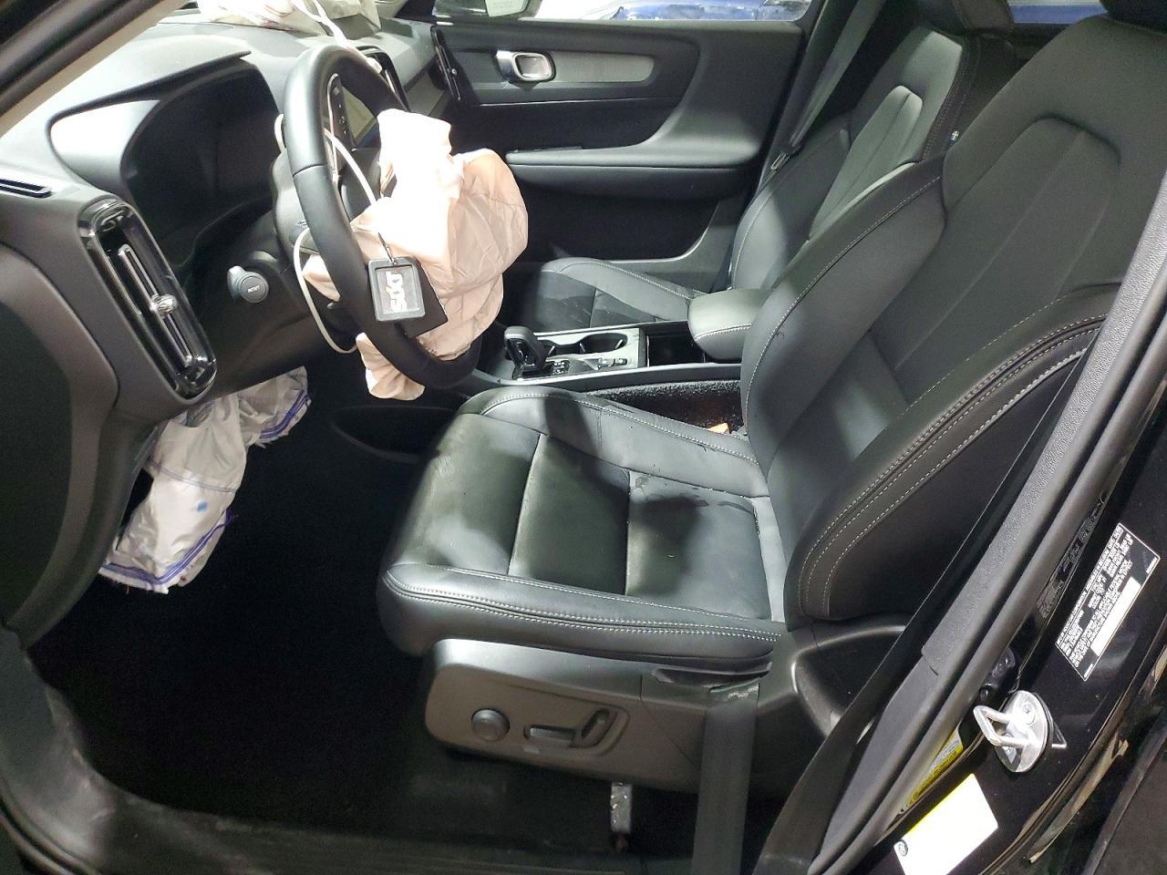 2025 VOLVO XC40