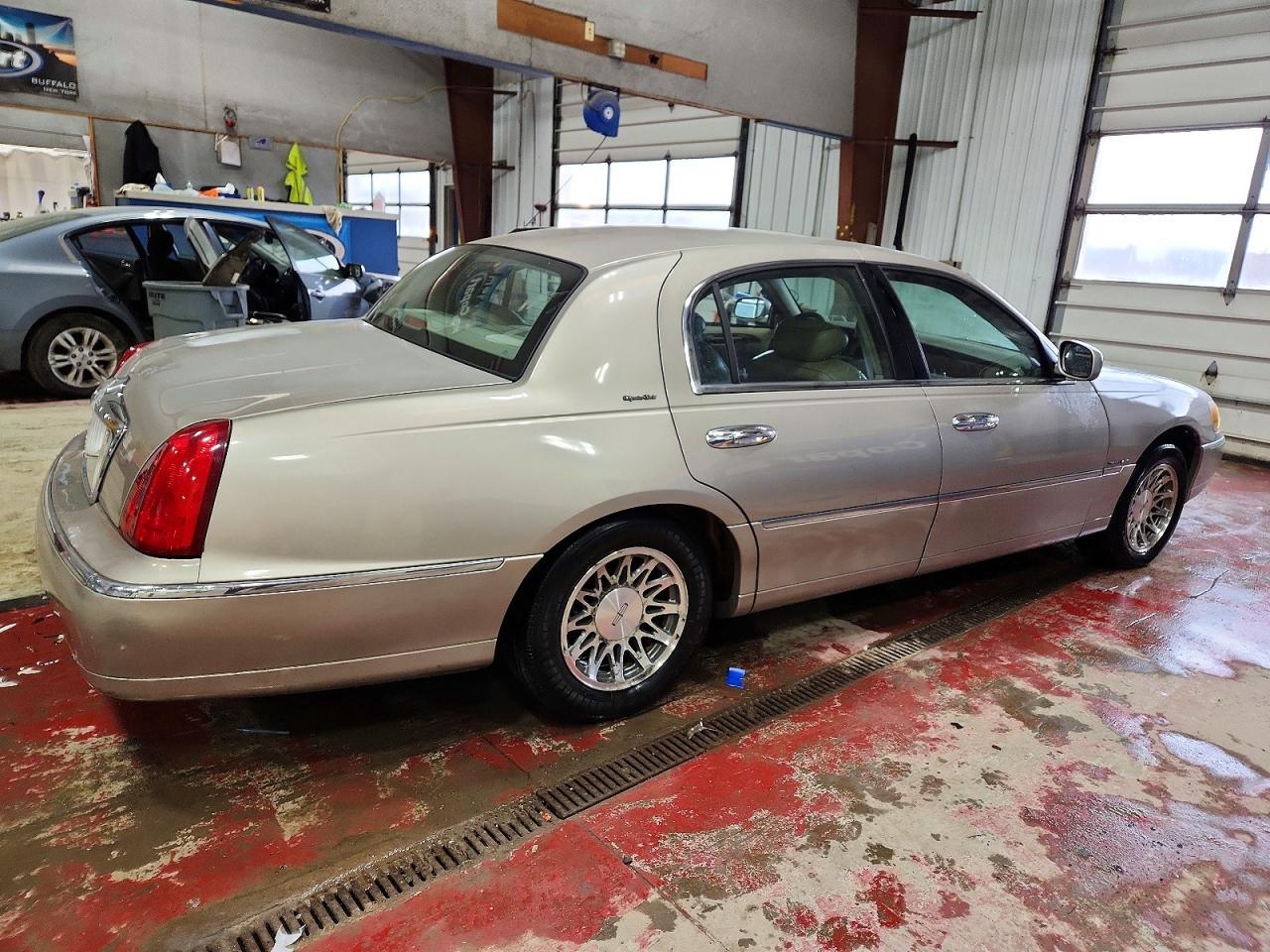2002 LINCOLN Town Car