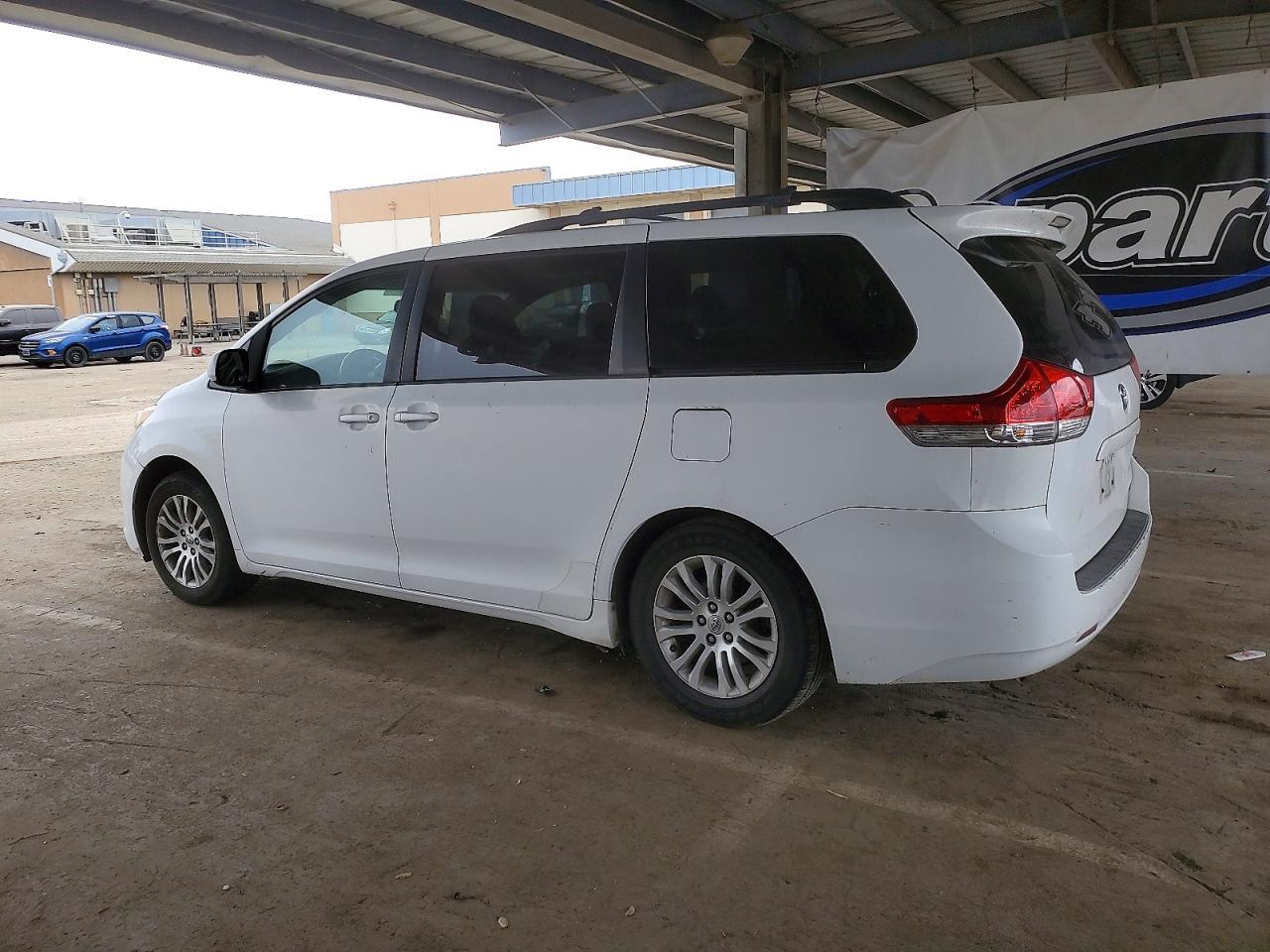 2011 TOYOTA SIENNA
