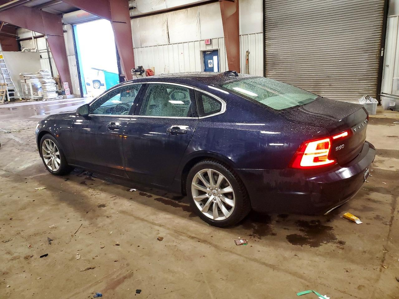 2017 VOLVO S90
