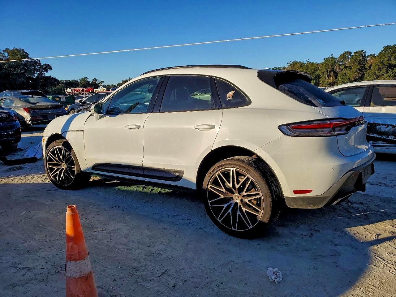 2025 PORSCHE Macan