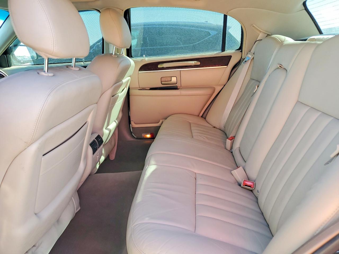 2005 LINCOLN Town Car