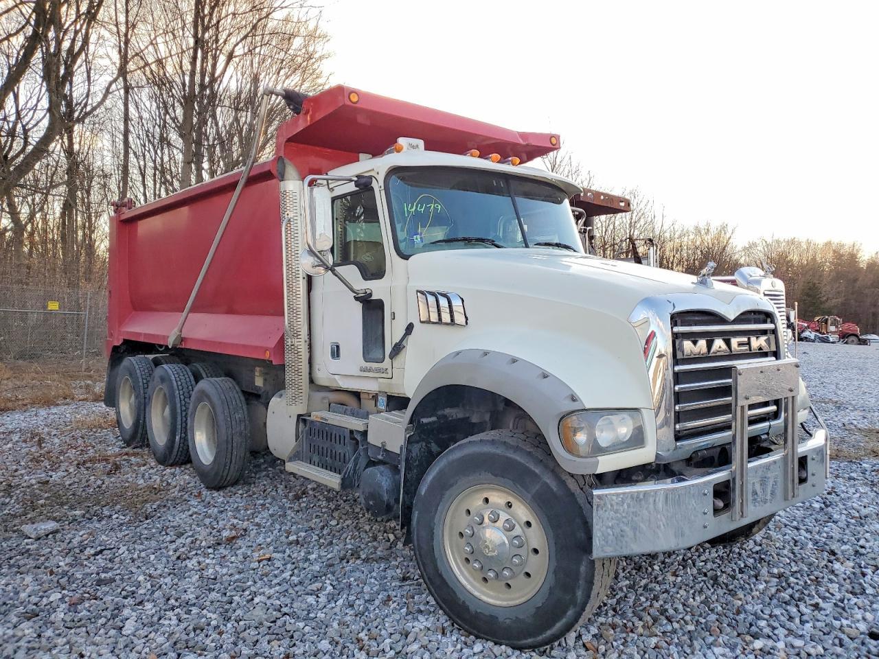2016 MACK 700 GU700