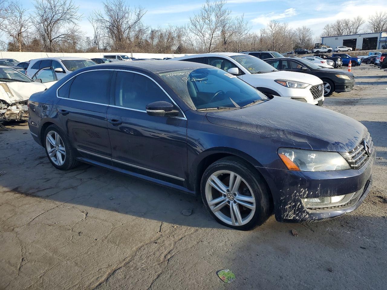 2012 VOLKSWAGEN Passat