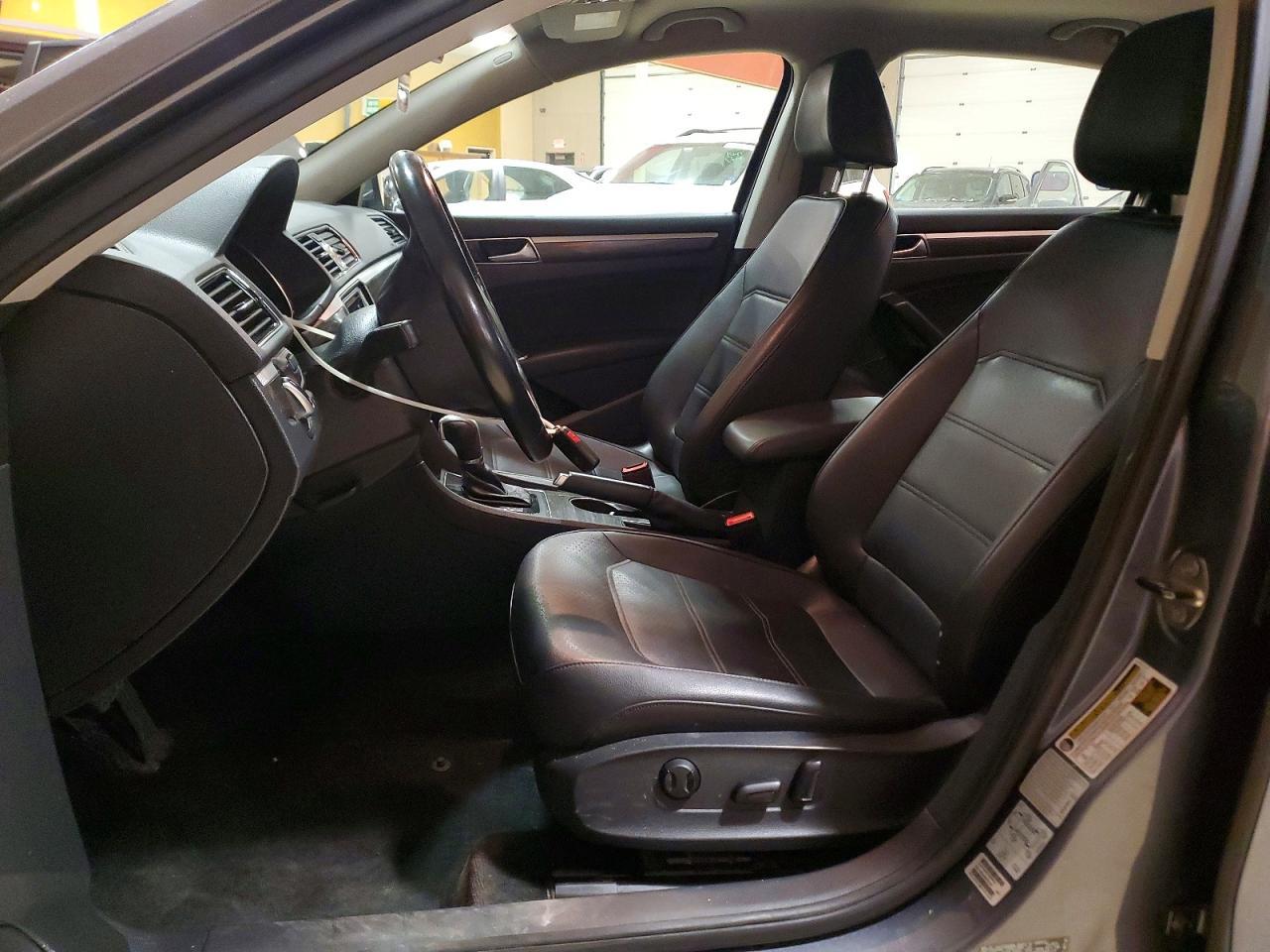 2017 VOLKSWAGEN Passat