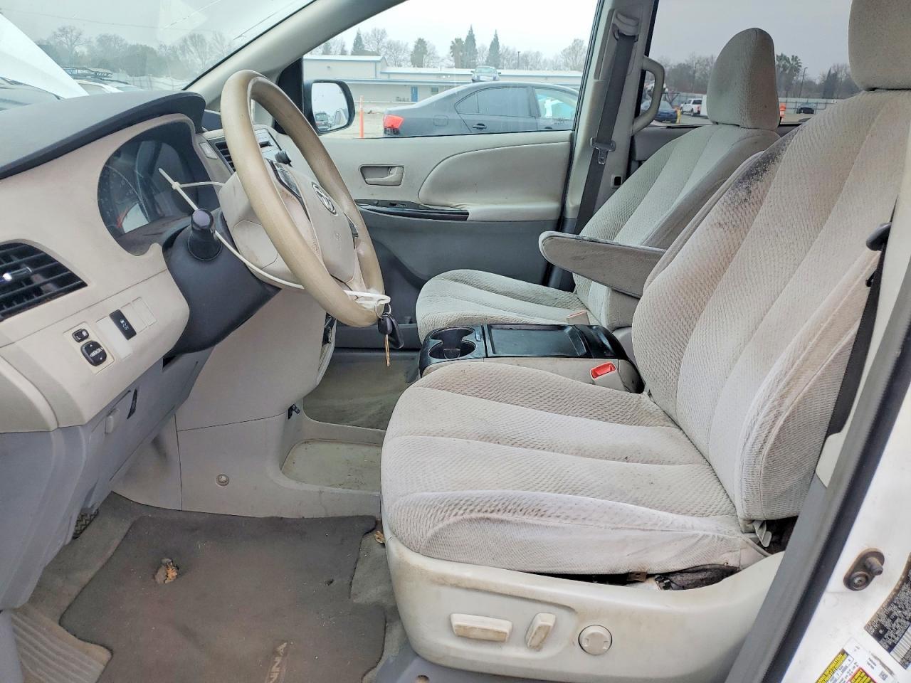 2011 TOYOTA SIENNA