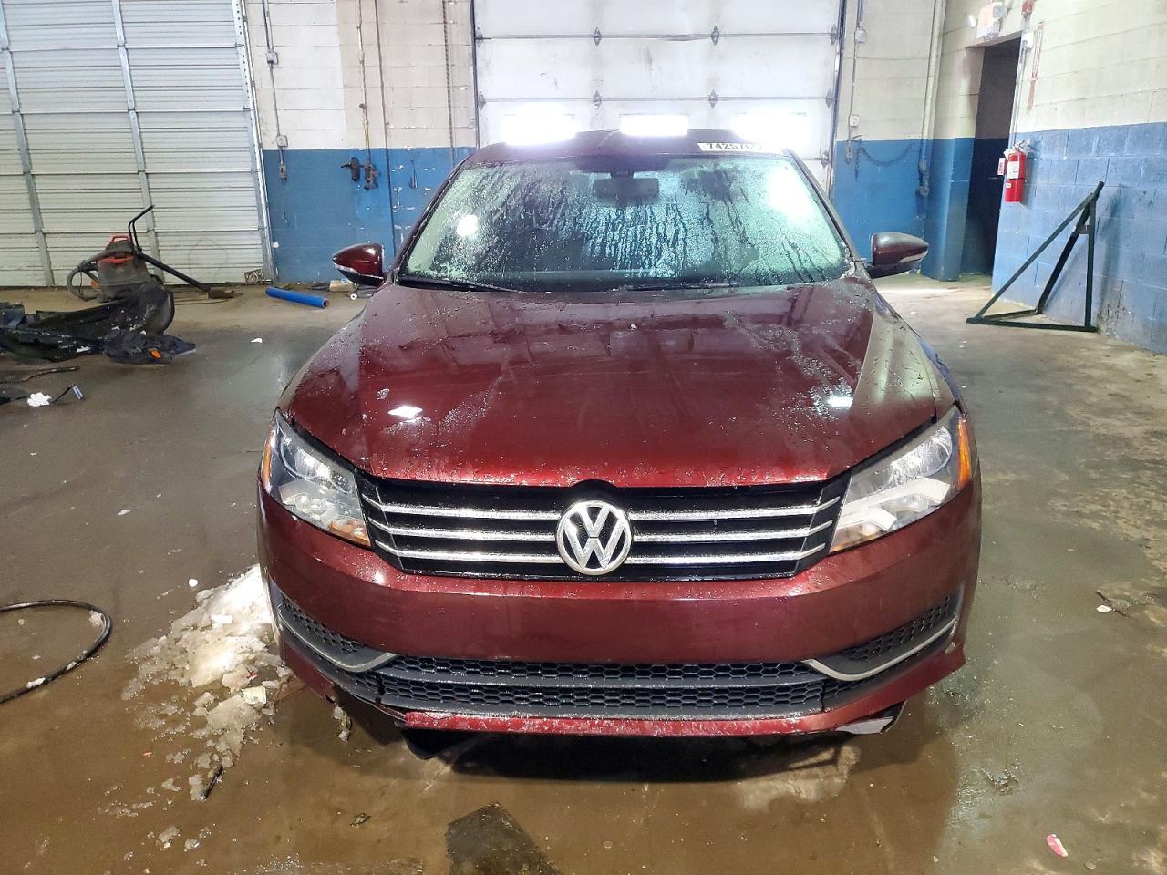 2012 VOLKSWAGEN Passat