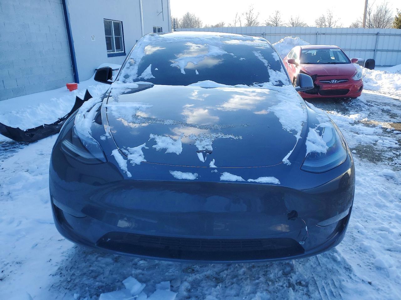 2025 TESLA MODEL Y