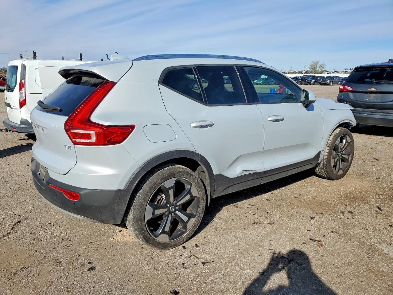 2020 VOLVO XC40