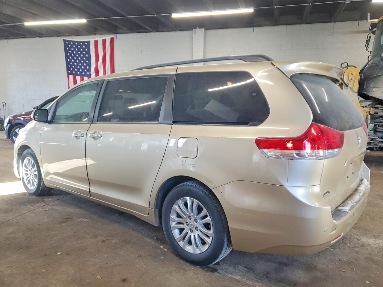 2011 TOYOTA SIENNA