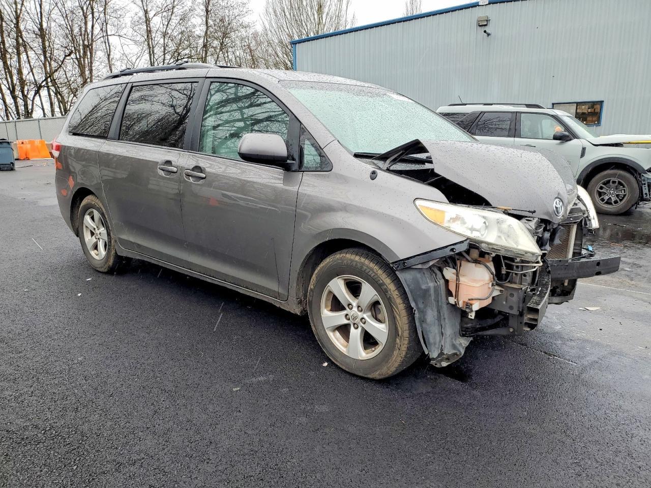 2011 TOYOTA SIENNA