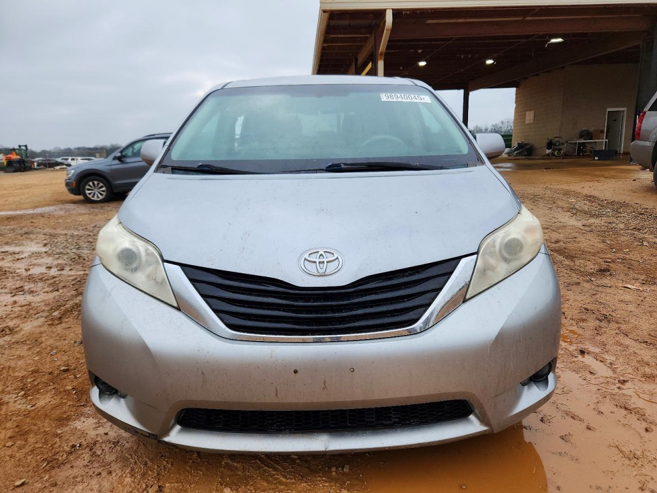 2011 TOYOTA SIENNA
