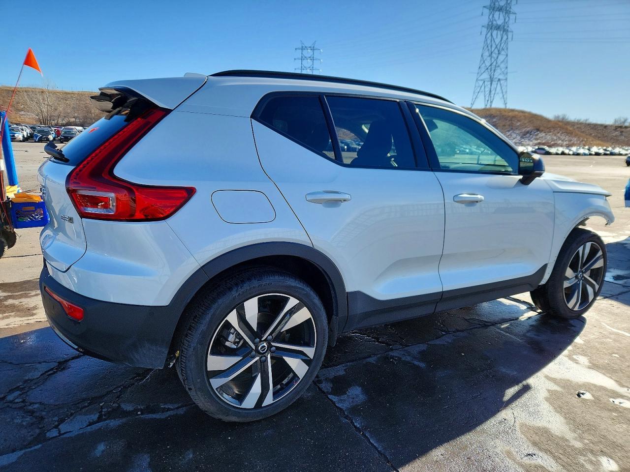 2023 VOLVO XC40