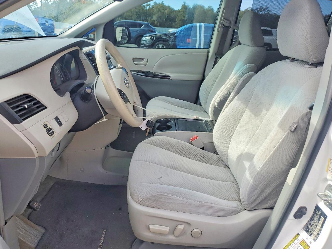 2011 TOYOTA SIENNA