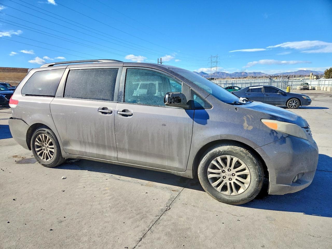 2011 TOYOTA SIENNA