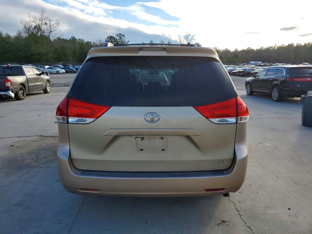 2012 TOYOTA SIENNA