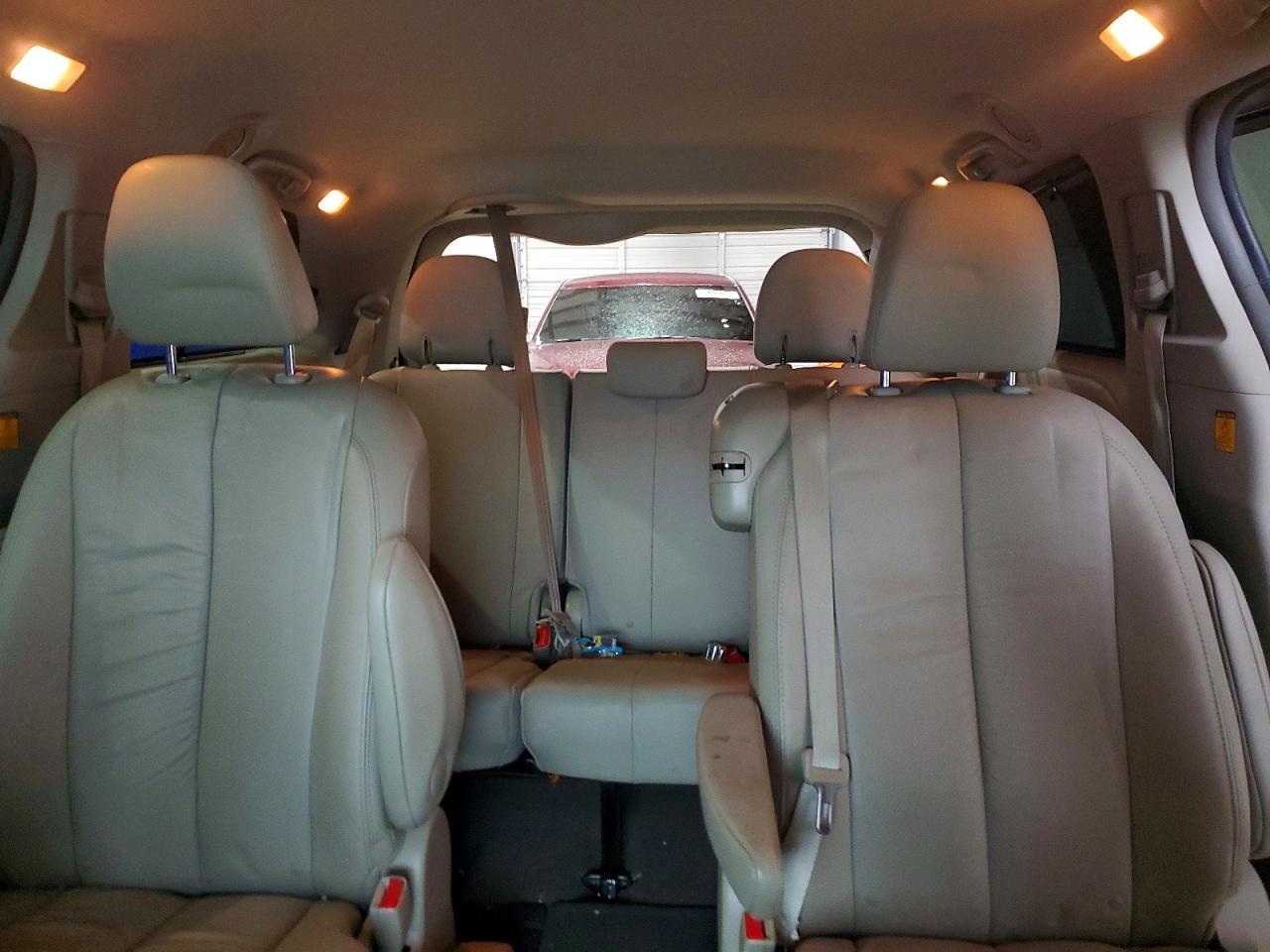 2012 TOYOTA SIENNA