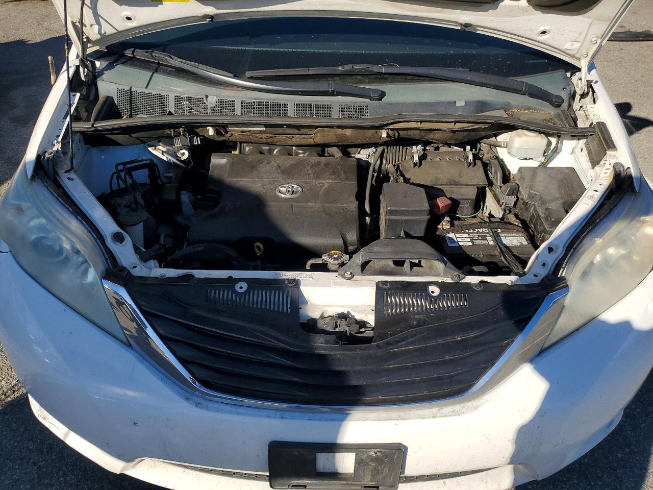 2011 TOYOTA SIENNA