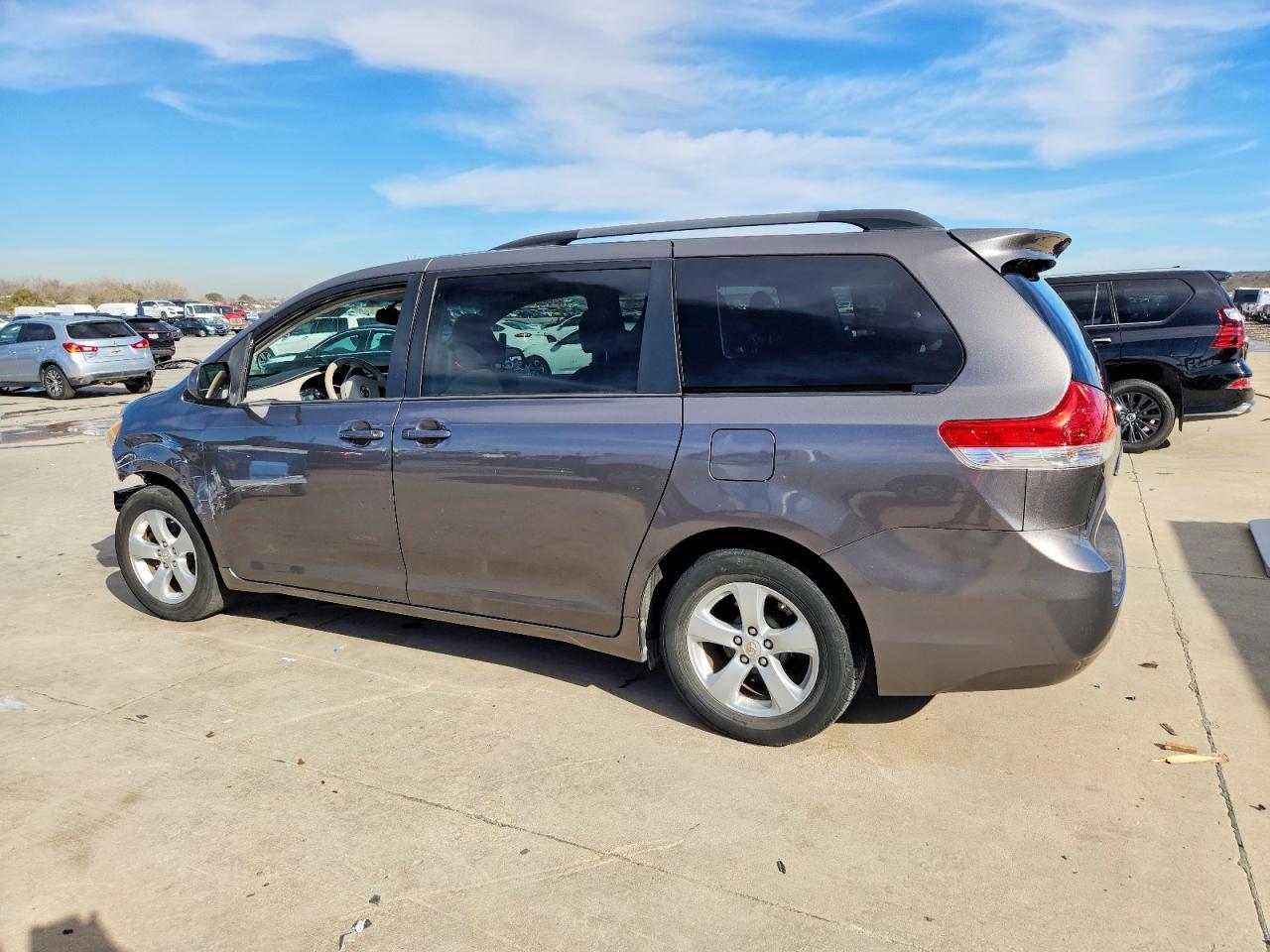 2014 TOYOTA SIENNA