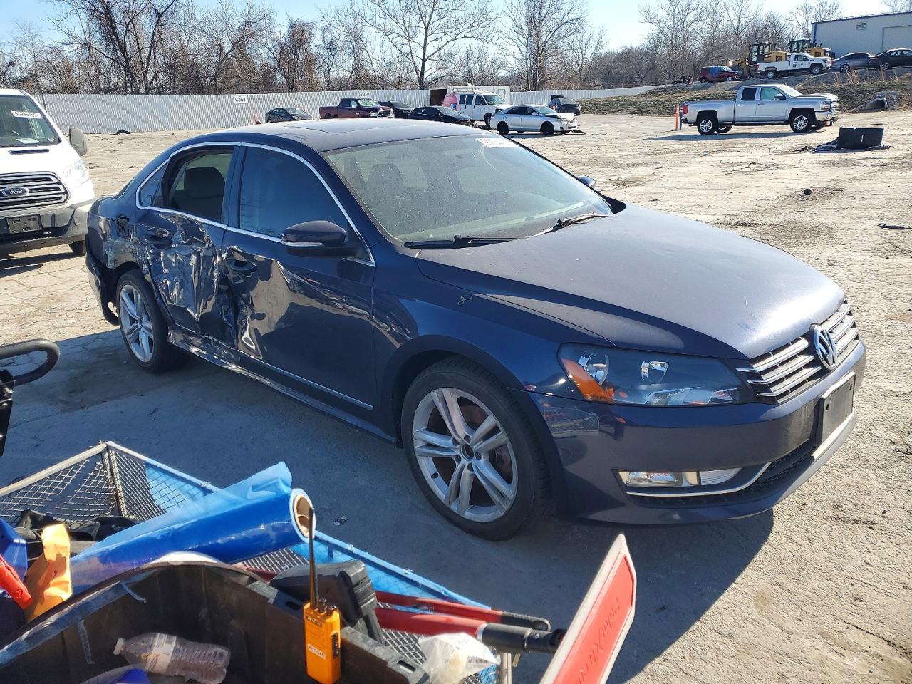 2012 VOLKSWAGEN Passat