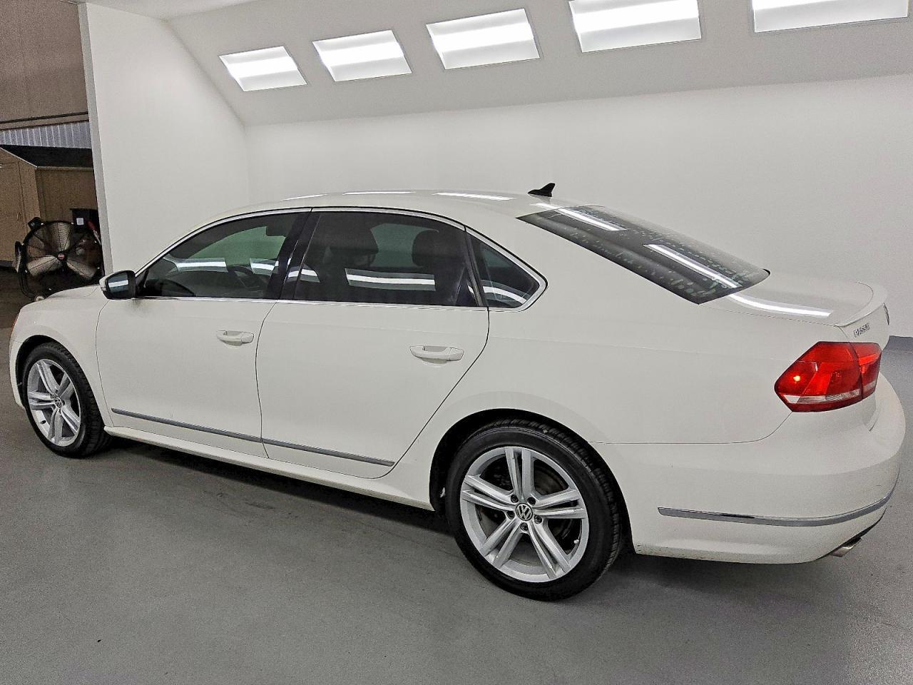 2012 VOLKSWAGEN Passat