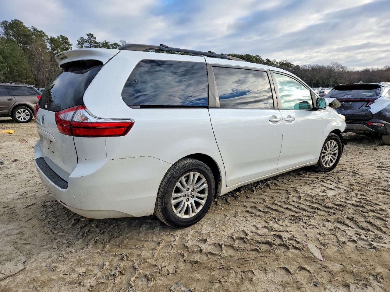 2015 TOYOTA SIENNA