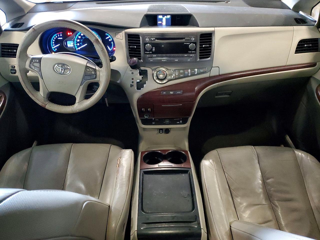 2011 TOYOTA SIENNA