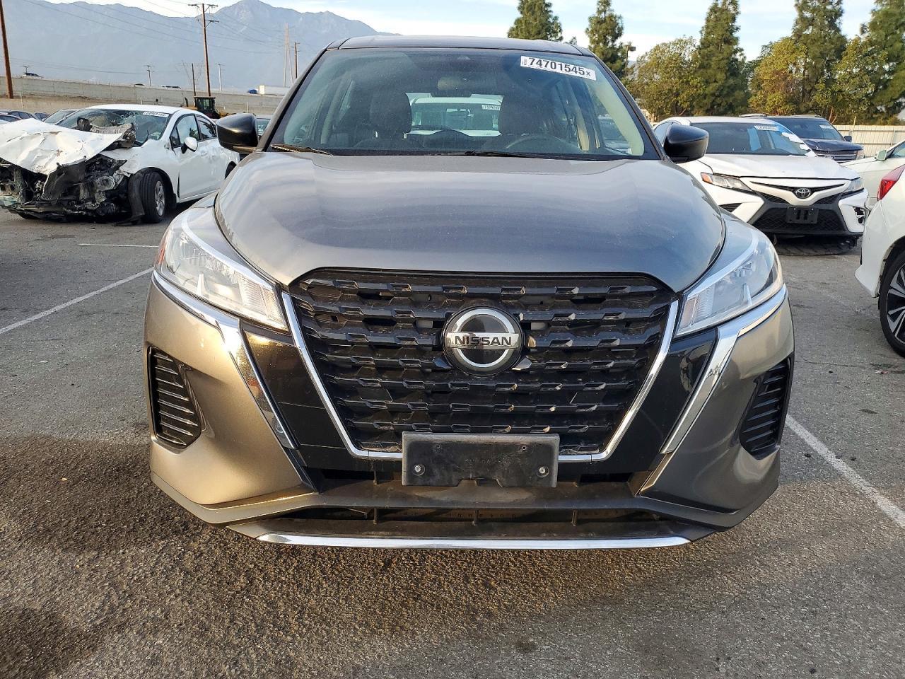 2021 NISSAN KICKS