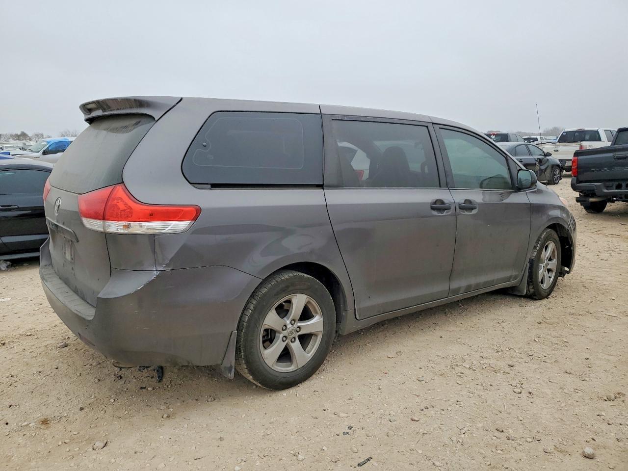 2012 TOYOTA SIENNA