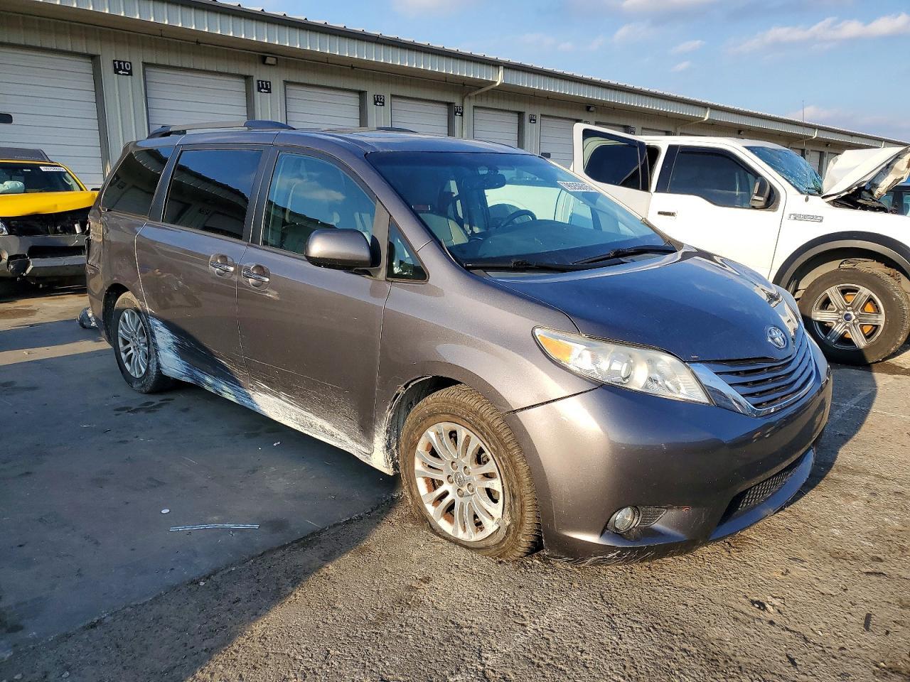 2016 TOYOTA SIENNA