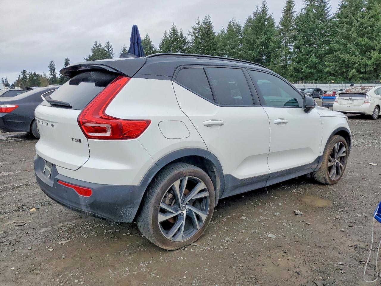 2021 VOLVO XC40
