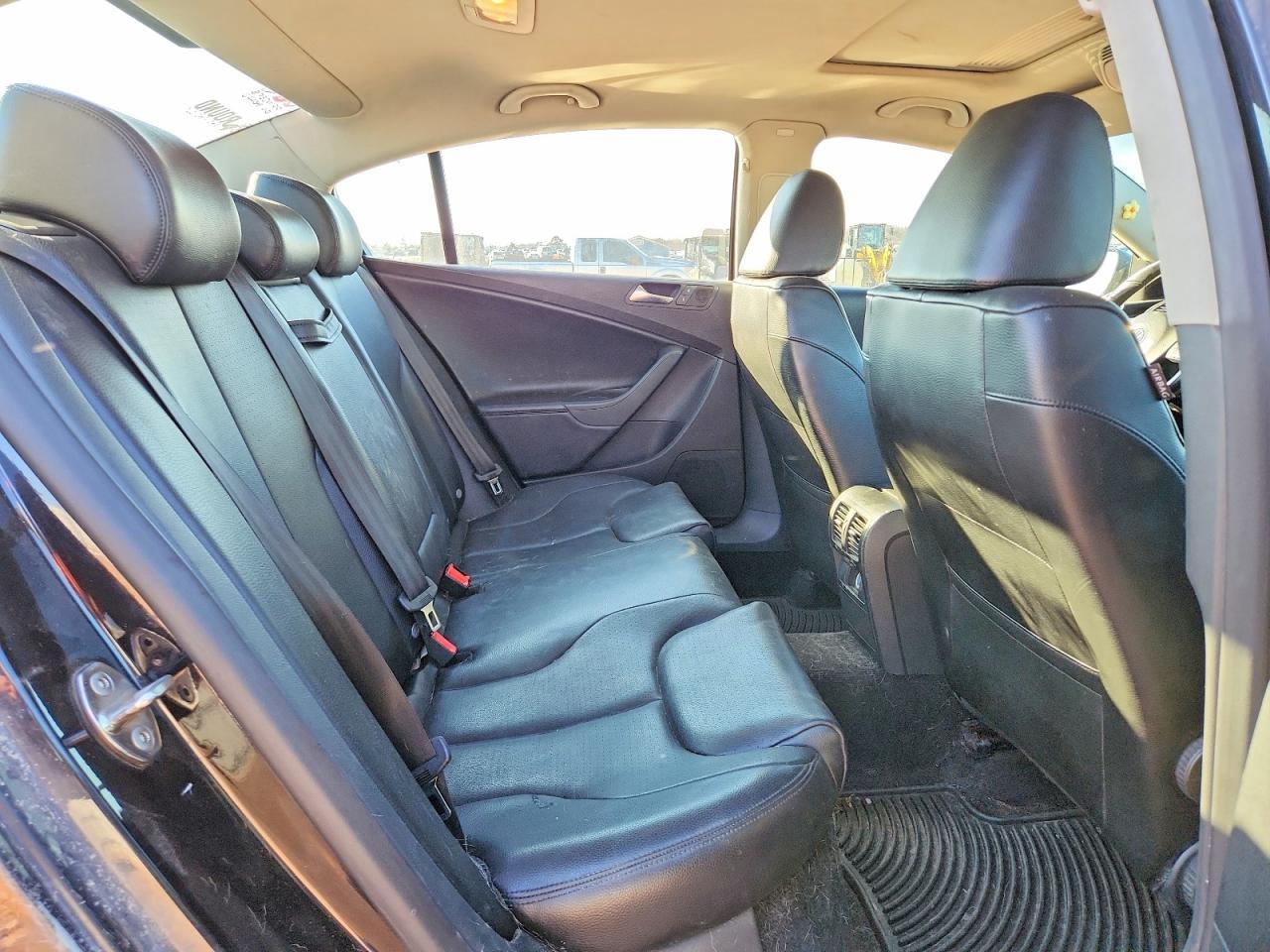 2010 VOLKSWAGEN Passat