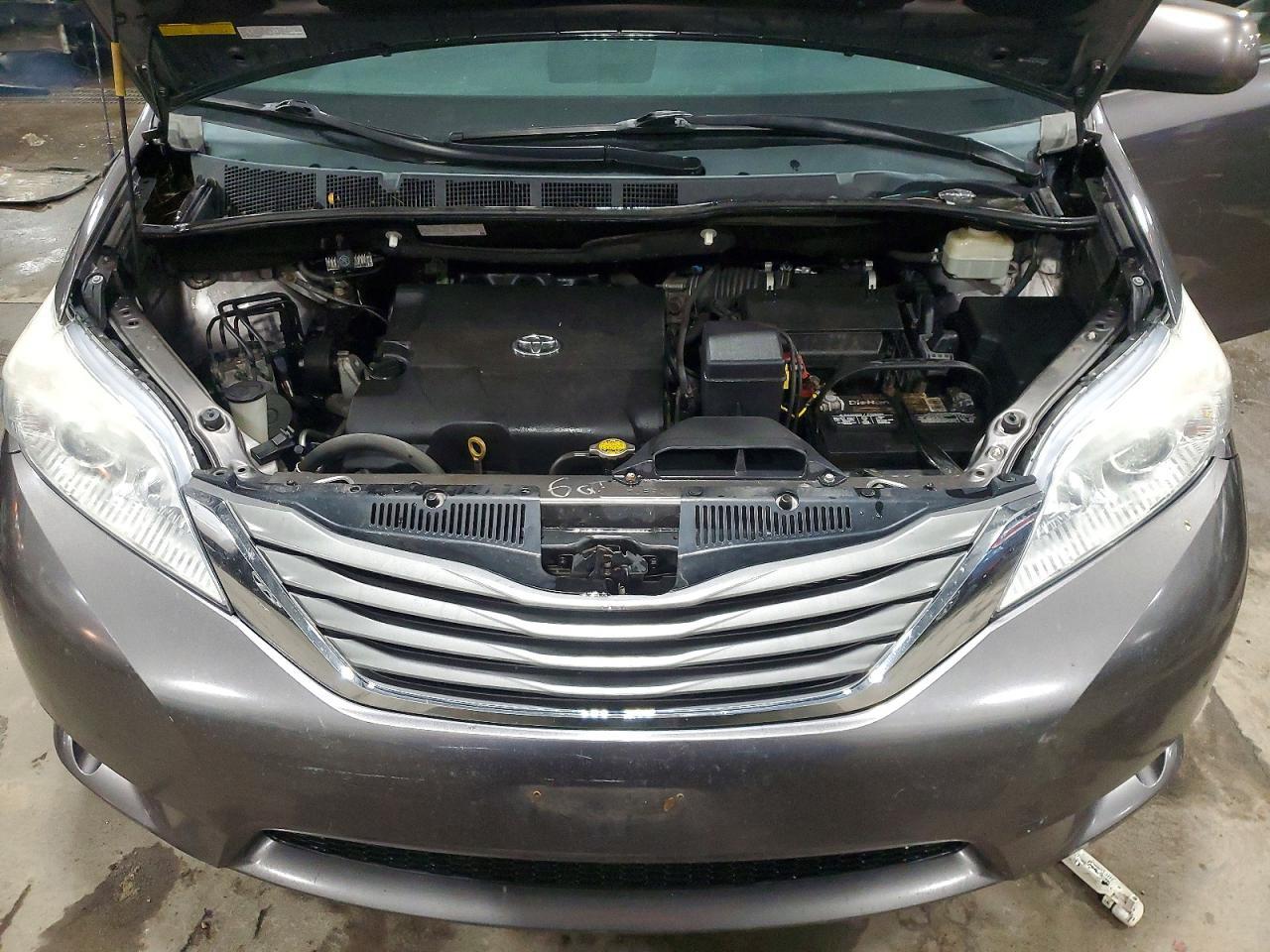 2013 TOYOTA SIENNA