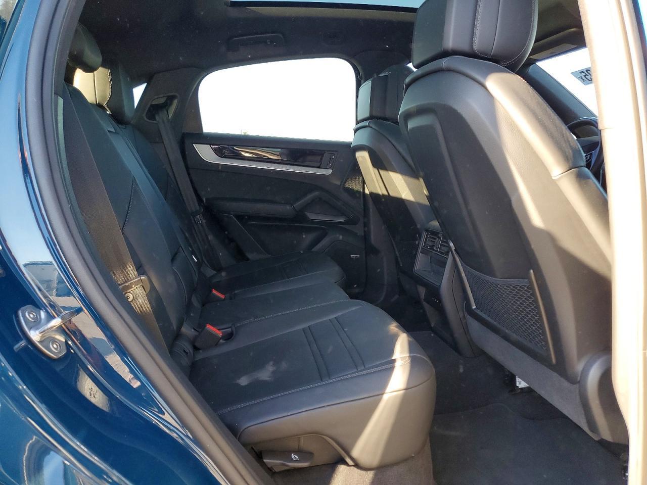 2024 PORSCHE CAYENNE