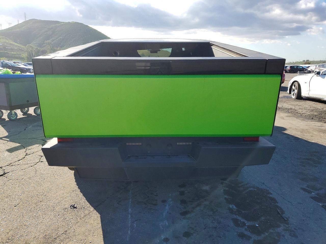 2024 TESLA Cybertruck