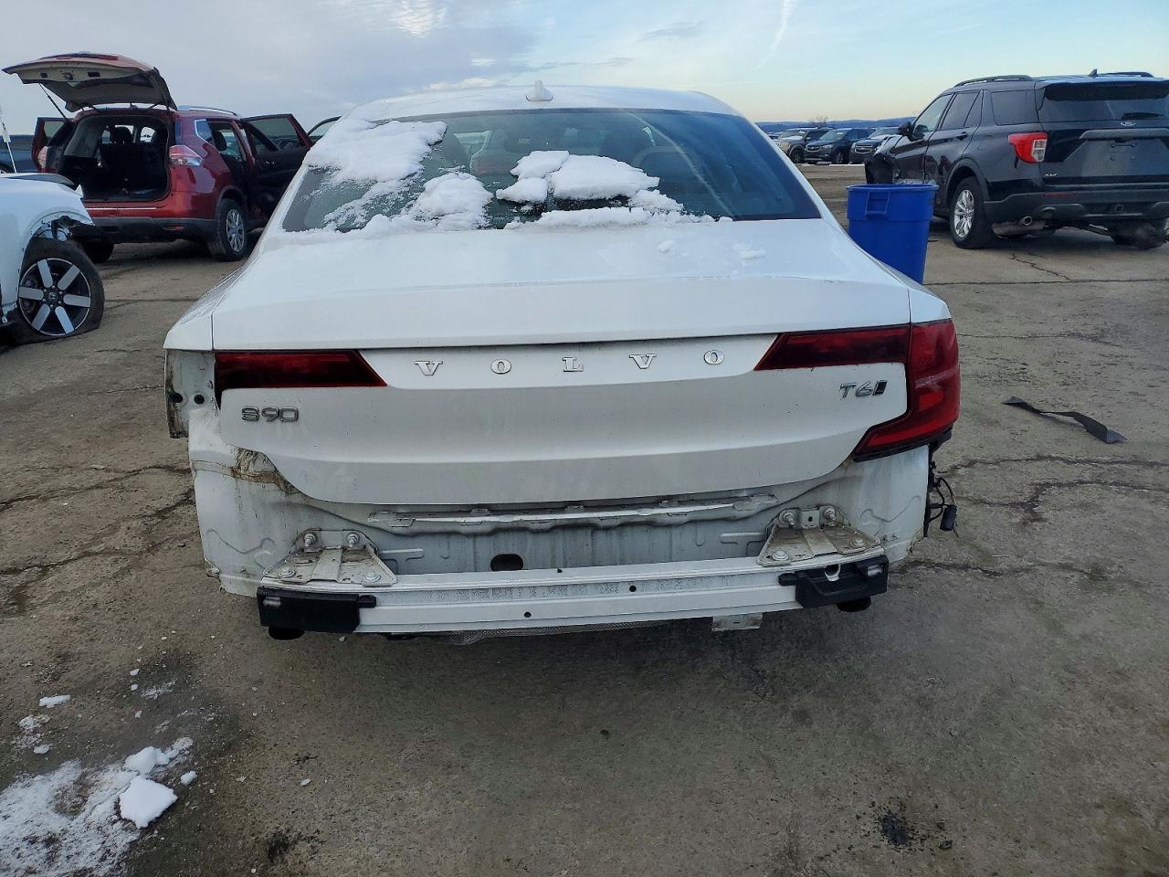 2017 VOLVO S90
