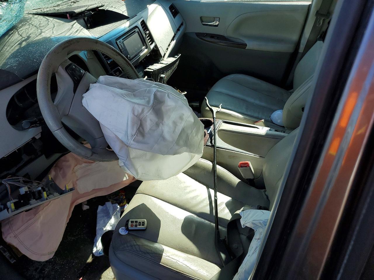 2014 TOYOTA SIENNA