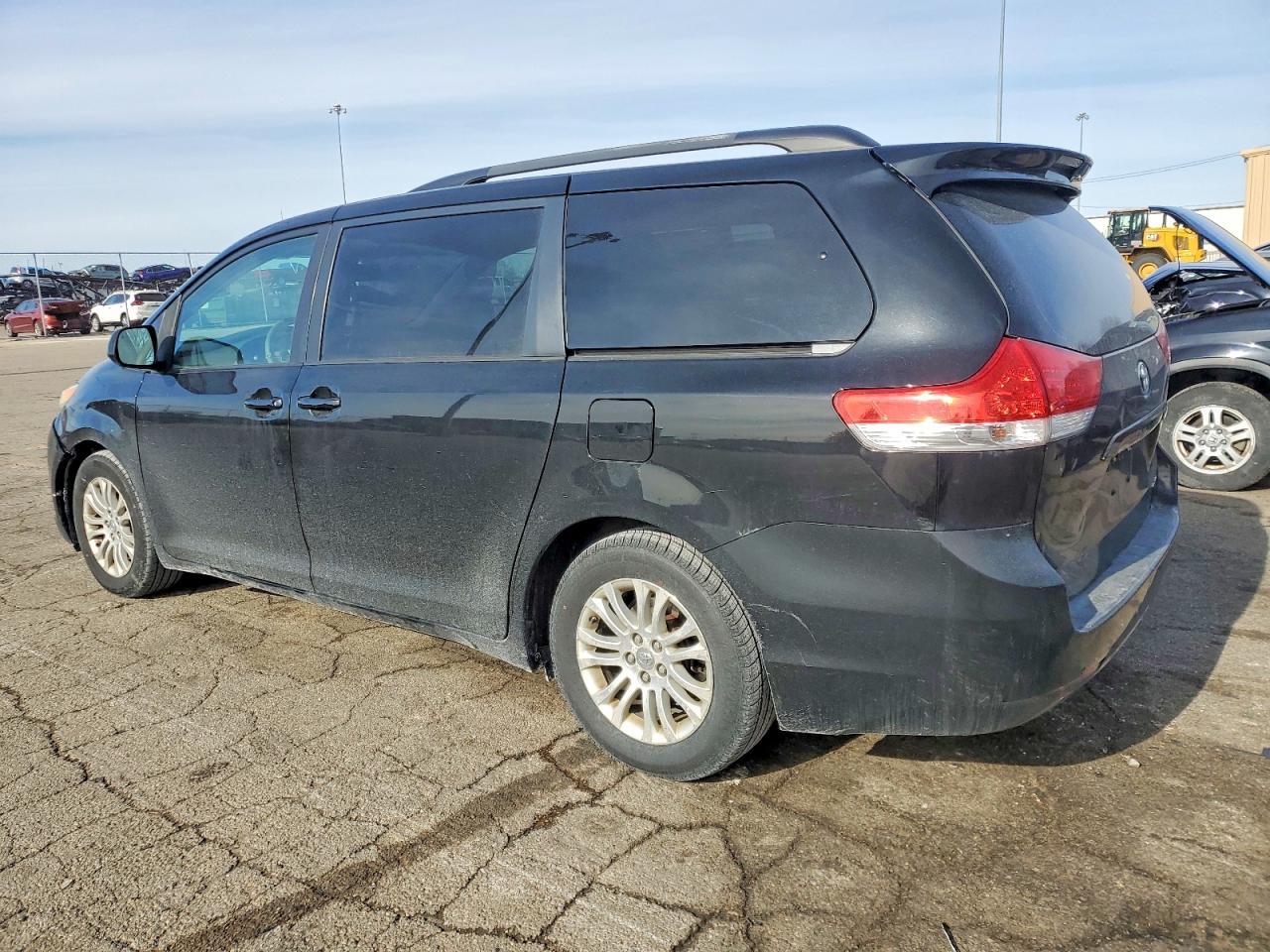 2011 TOYOTA SIENNA