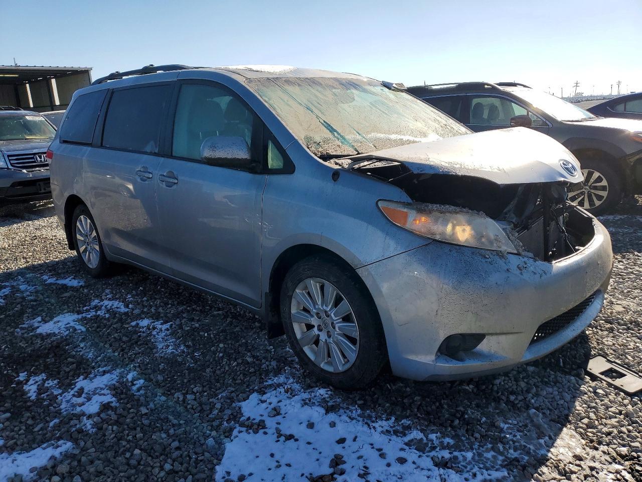 2014 TOYOTA SIENNA