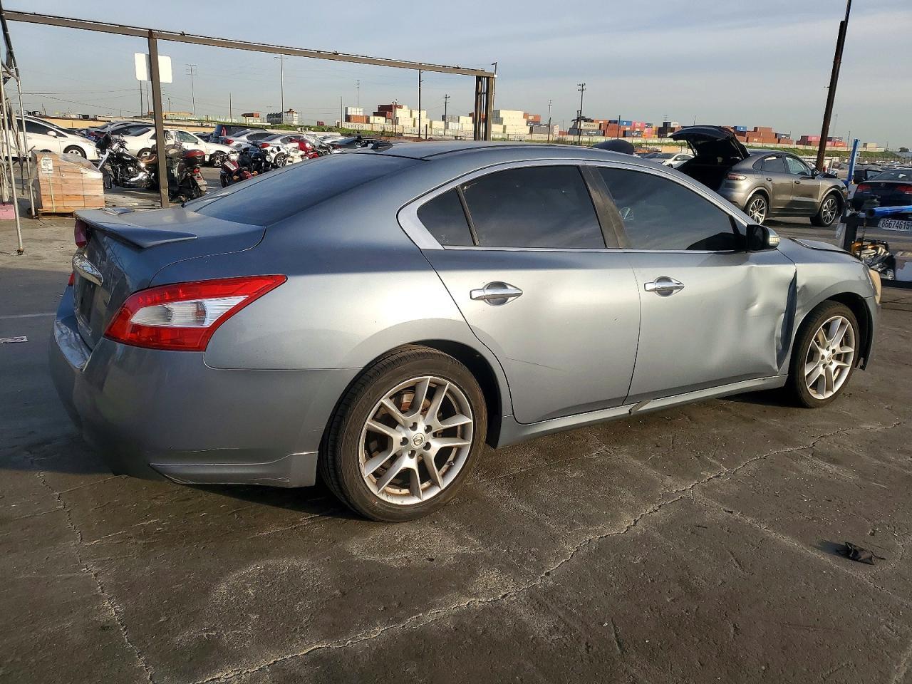 2011 NISSAN Maxima