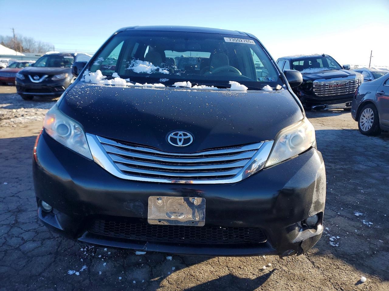 2011 TOYOTA SIENNA