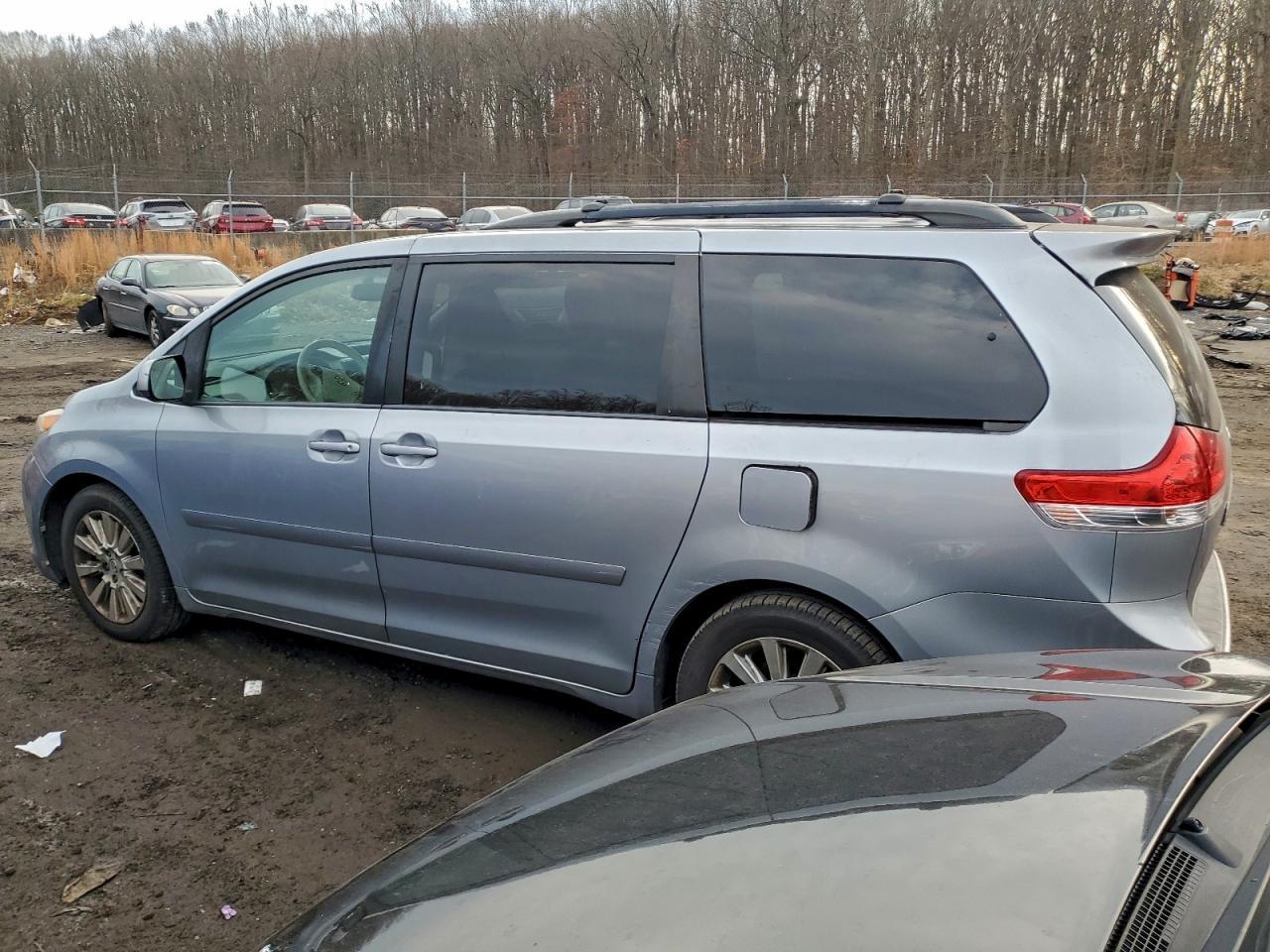 2014 TOYOTA SIENNA