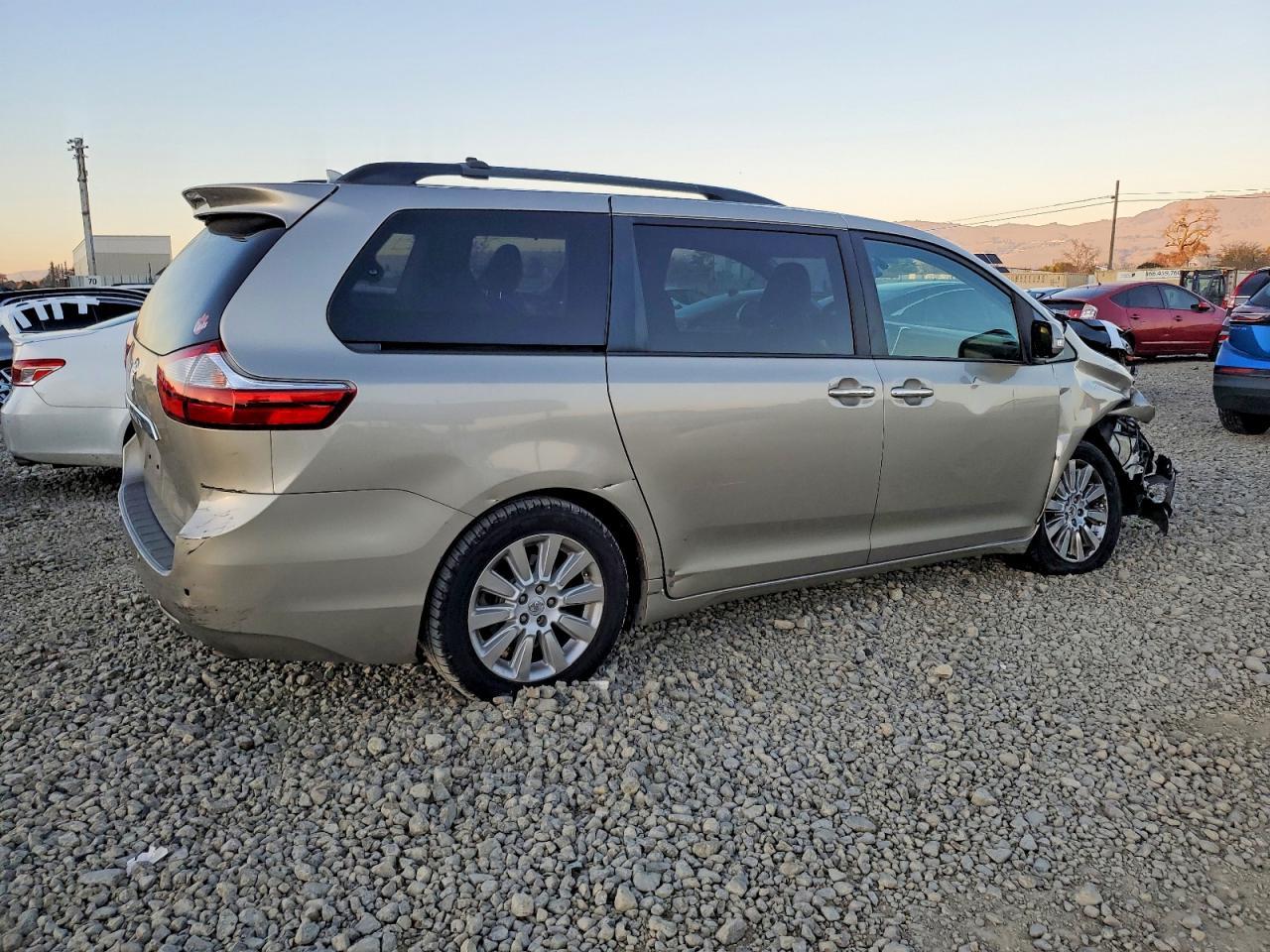 2015 TOYOTA SIENNA