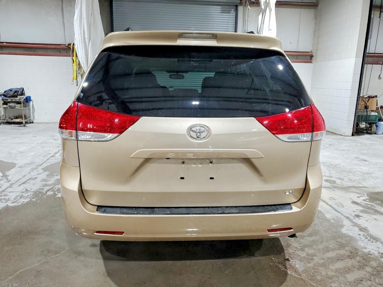 2011 TOYOTA SIENNA