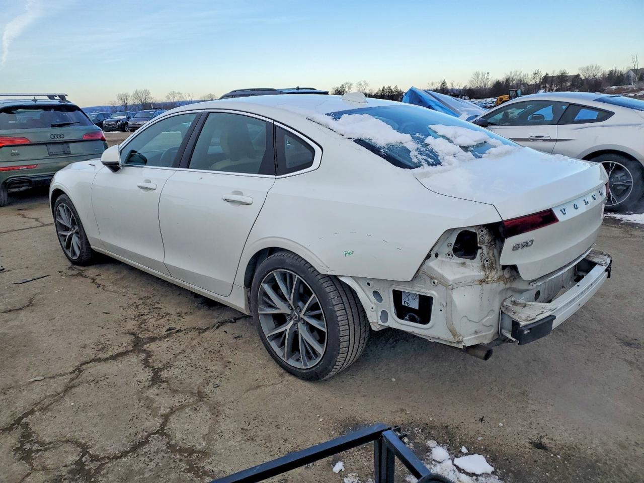 2017 VOLVO S90